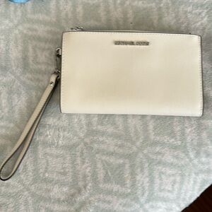 This is a brand new wallet from Michael Kors, without tags never used.